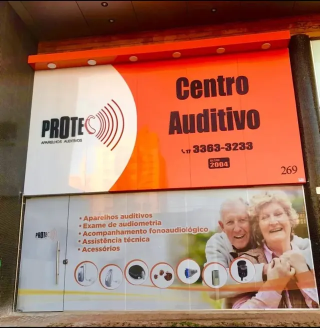 Fachada do Centro Auditivo Protec em São José do Rio Preto, com vitrine ilustrada dos serviços